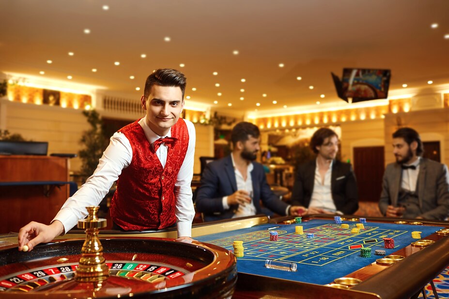 Groupier bedient das Roulette in der Spielbank