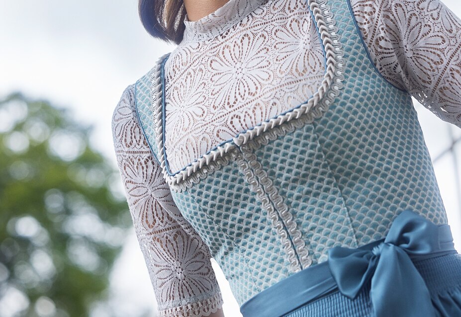 Tradition trifft Trend: Klassisches Dirndl mit modernem Schnitt und stylischen Accessoires. Tradition trifft Trend: Klassisches Dirndl mit modernem Schnitt und stylischen Accessoires.