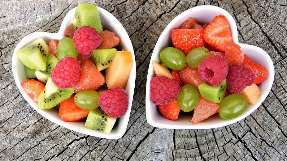 Bunt, gesund – aber nicht für alle: Bei Fruktoseintoleranz kann selbst frischer Obstsalat Beschwerden verursachen.