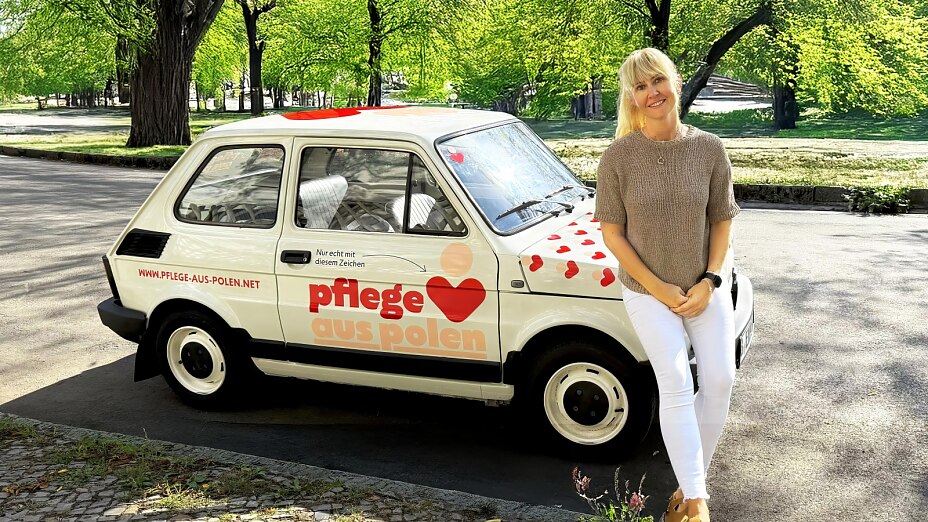 Eva Isabella Mischau ist vor über 30 Jahren mit Ihrer Familie nach Berlin gezogen. Mit ihrem ikonischen Fiat Polski verbindet sie eine persönliche Geschichte und Heimat.