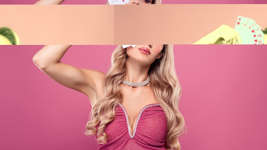 Eine blonde Frau die karten in der Hand hat