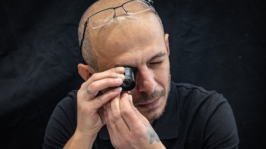 Piercingschmuck wird genaustens unter die Lupe genommen