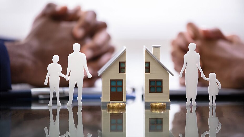 Symbolische Darstellung familiärer Konflikte bei Scheidungen, mit Fokus auf die Trennung von Vermögen und Verantwortung.