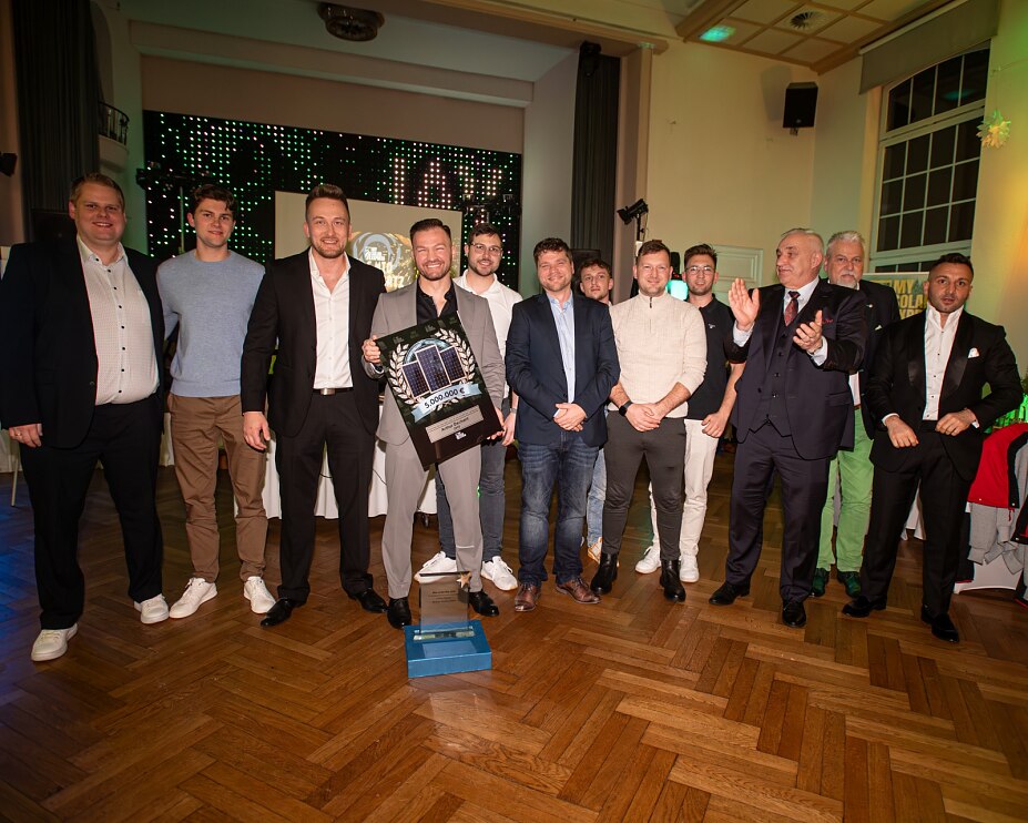 Vertriebsmitarbeiter von MySolarExpress zu sehen, die ihre erreichten Leistungen präsentieren.