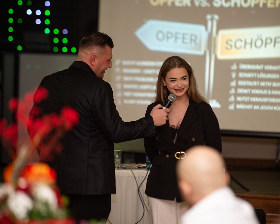 Inhaber von MySolarExpress mit Auszubildender Valeria.