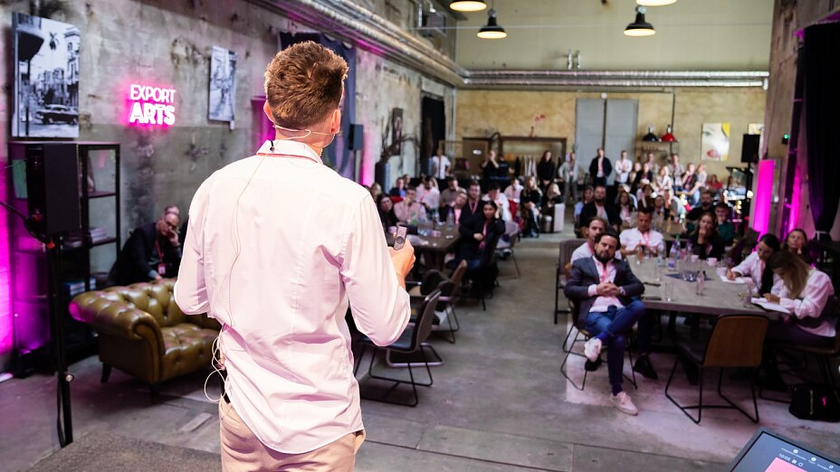 alt="Person hält eine Vortrag"