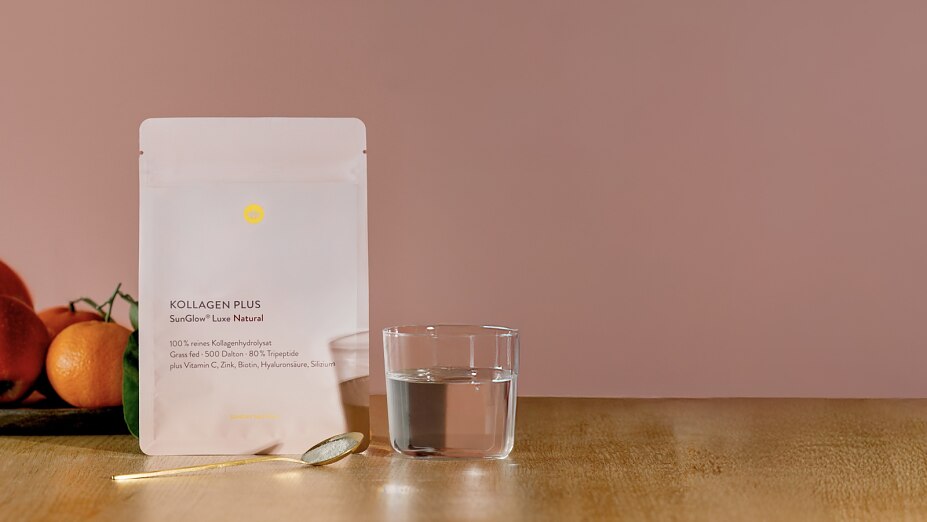 Sunday Natural Kollagen PLUS Beutel mit Wasser und Obst.