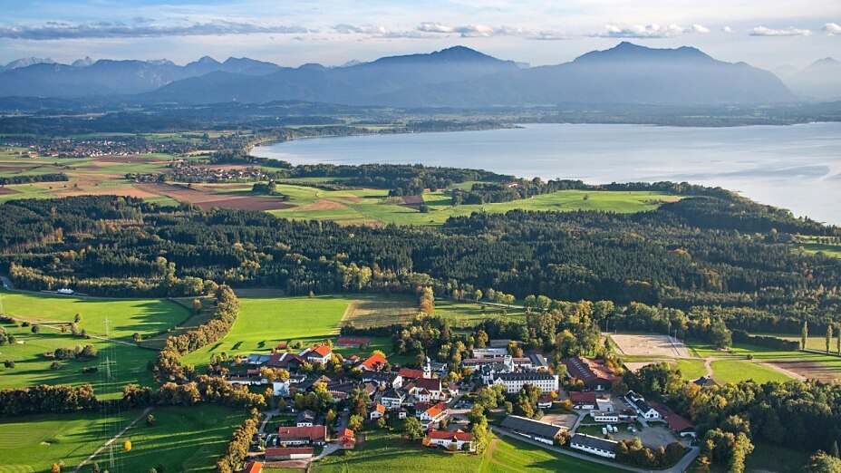 Chiemsee Glow Retreat von Routine Revolution bei Hotel Gut Ising – Creator:innen beim Retreat mit Blick auf den Chiemsee und die Voralpen