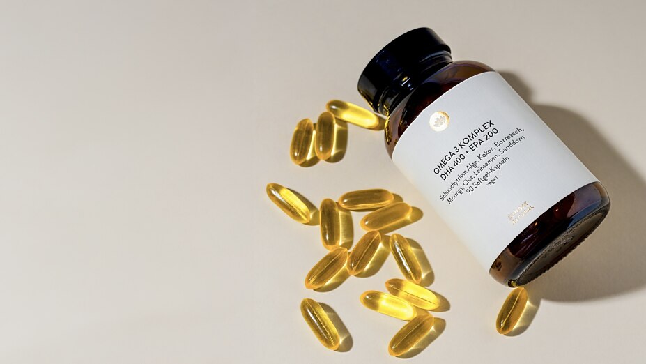 Eine Omega-3-Glasflasche mit Kapseln.