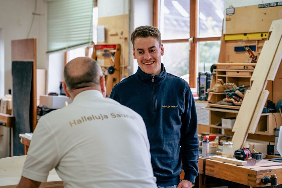 Anton Bauer im Gespräch mit einem Mitarbeiter in der Halleluja Sauna® Manufaktur im bayerischen Erding
