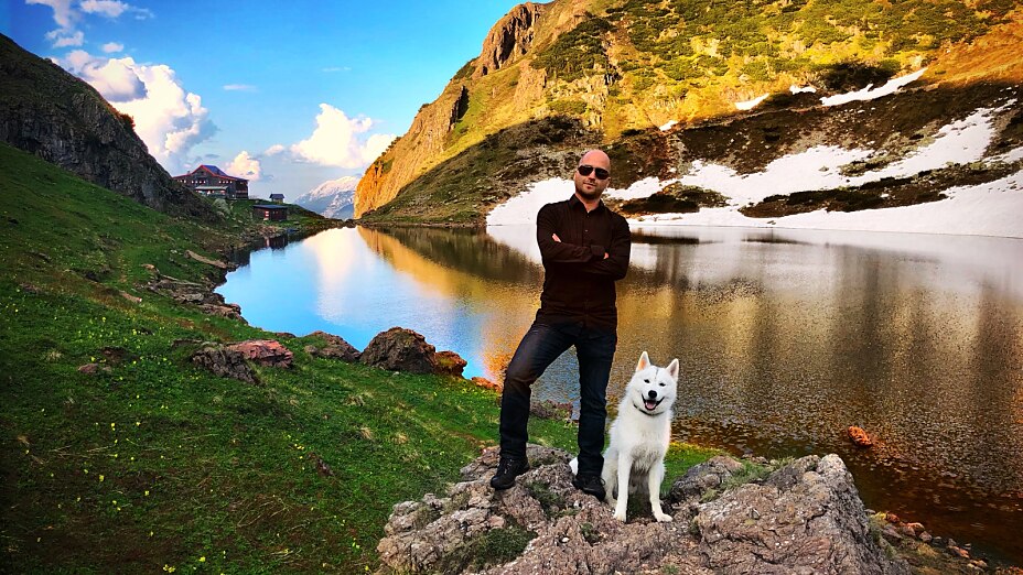 Oliver Ehrentraut und sein Hund Kuma posieren vor dem Wildseeloder.