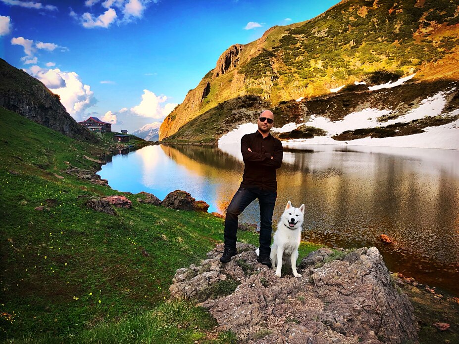 Oliver Ehrentraut und sein Hund Kuma posieren vor dem Wildseeloder.