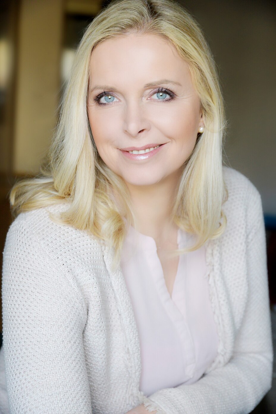 Bild einer freundlich lächelnden, blonden Frau. Andrea Gabrisch, Immobilienmaklerin, Inhaberin und Geschäftsführerin von Eveling Immobilien