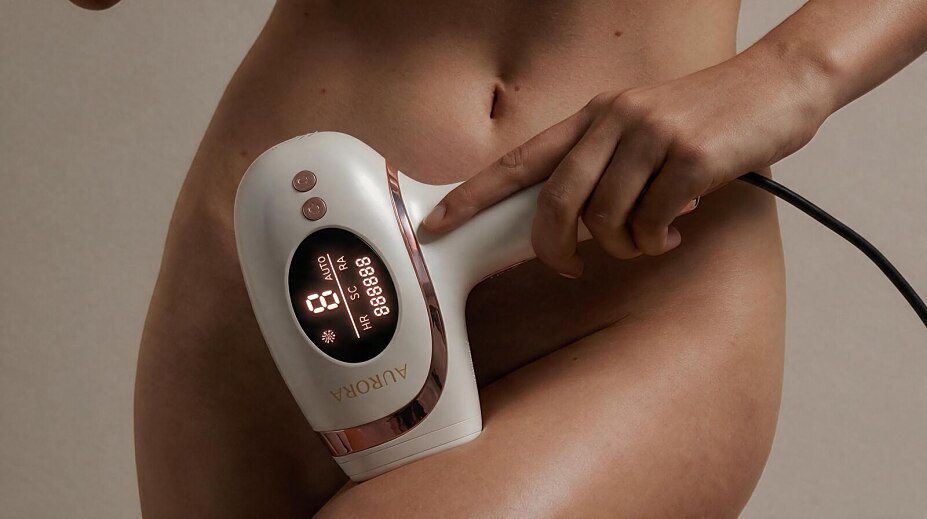 Frau behandelt die Bikinizone mit dem IPL Gerät Aurora PureSkin Ultra 9