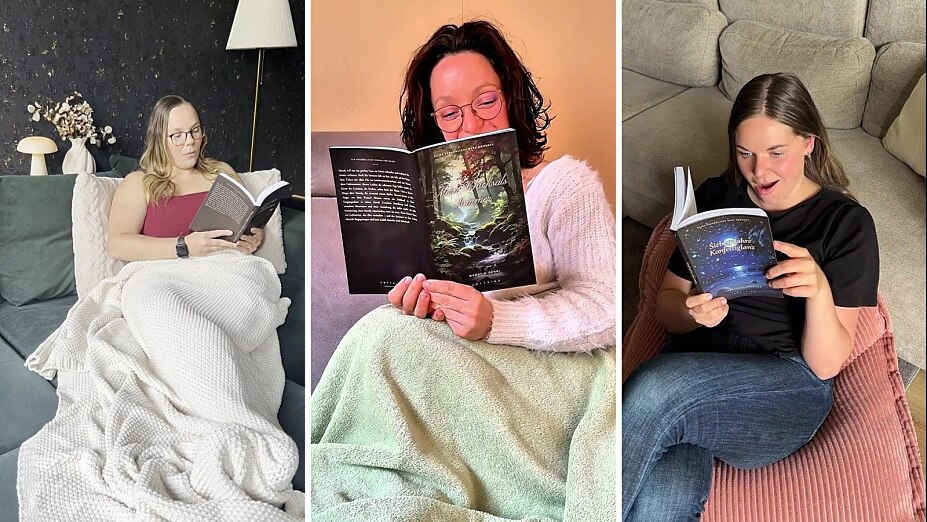 Drei Frauen lesen entspannt auf dem Sofa